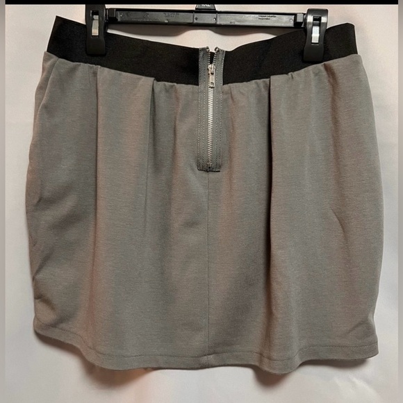 Charlotte Russe Women’s Fitted Elastic Stretch Mini Skirt Size Large Gray Black - Picture 3 of 9